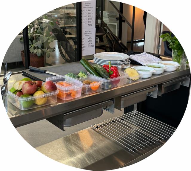 Bord fyldt med råvarer - grøntsager